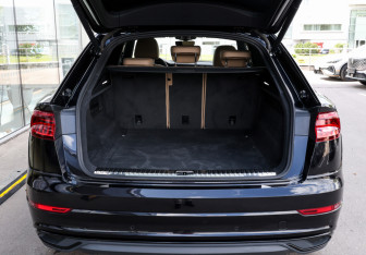 Подержанный автомобиль Audi Q8 2019 года (9 фото)