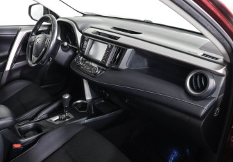 Подержанный автомобиль Toyota RAV4 2017 года (10 фото)