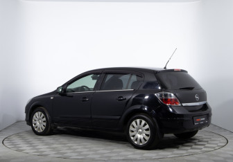 Подержанный автомобиль Opel Astra Hatchback 2010 года (7 фото)