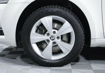 Подержанный автомобиль Skoda Octavia Wagon 2019 года (5 фото)