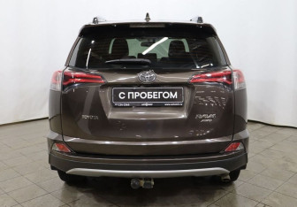 Подержанный автомобиль Toyota RAV4 2018 года (5 фото)