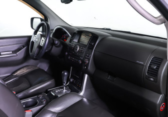 Подержанный автомобиль Nissan Pathfinder 2010 года (11 фото)