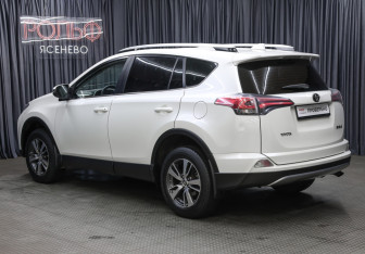 Подержанный автомобиль Toyota RAV4 2017 года (7 фото)
