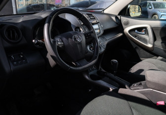 Подержанный автомобиль Toyota RAV4 2010 года (12 фото)