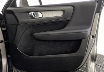 Подержанный автомобиль Volvo XC40 2020 года (24 фото)