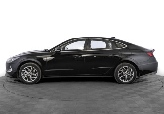 Подержанный автомобиль Hyundai Sonata 2023 года (8 фото)
