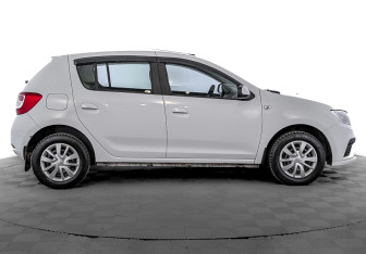 Подержанный автомобиль Renault Sandero 2021 года (4 фото)