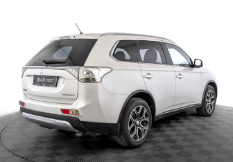 Подержанный автомобиль Mitsubishi Outlander 2014 года (5 фото)