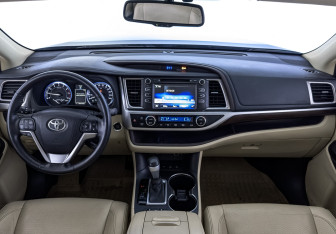 Подержанный автомобиль Toyota Highlander 2015 года (14 фото)