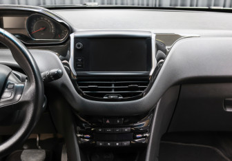 Подержанный автомобиль Peugeot 208 2013 года (15 фото)