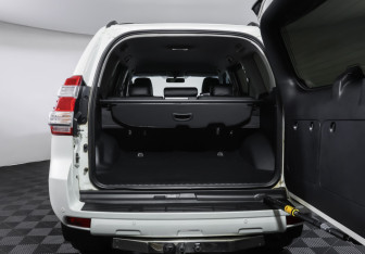 Подержанный автомобиль Toyota Land Cruiser Prado 2015 года (10 фото)