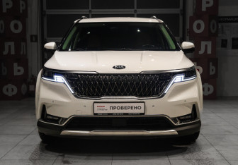 Подержанный автомобиль Kia Carnival 2020 года (2 фото)