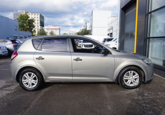 Подержанный автомобиль Kia Ceed Hatchback 2011 года (4 фото)