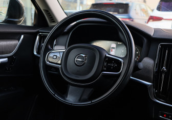 Подержанный автомобиль Volvo S90 2021 года (13 фото)