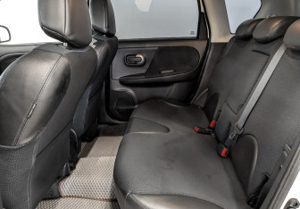 Подержанный автомобиль Nissan Note 2013 года (18 фото)