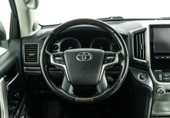 Подержанный автомобиль Toyota Land Cruiser Suv 2015 года (8 фото)