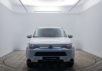 Подержанный автомобиль Mitsubishi Outlander 2014 года (8 фото)