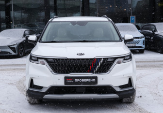 Подержанный автомобиль Kia Carnival 2020 года (2 фото)