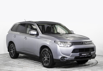 Подержанный автомобиль Mitsubishi Outlander 2013 года (3 фото)