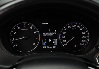 Подержанный автомобиль Mitsubishi Outlander 2019 года (16 фото)