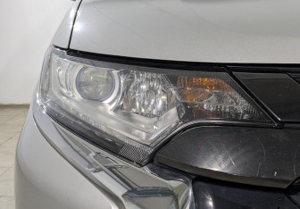 Подержанный автомобиль Mitsubishi Outlander 2022 года (11 фото)