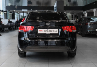 Подержанный автомобиль Kia Cerato Sedan 2010 года (5 фото)