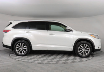 Подержанный автомобиль Toyota Highlander 2014 года (4 фото)