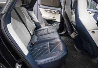 Подержанный автомобиль Zeekr 001 2023 года (12 фото)