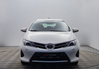 Подержанный автомобиль Toyota Auris Hatchback 2013 года (8 фото)