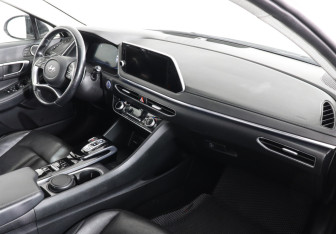 Подержанный автомобиль Hyundai Sonata 2020 года (10 фото)
