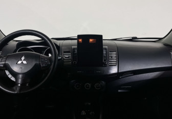 Подержанный автомобиль Mitsubishi Outlander 2011 года (14 фото)