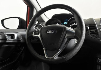 Подержанный автомобиль Ford Fiesta Sedan 2016 года (13 фото)