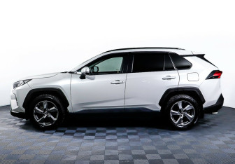 Подержанный автомобиль Toyota RAV4 2020 года (3 фото)