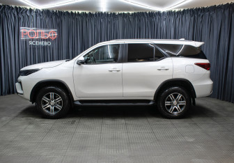 Подержанный автомобиль Toyota Fortuner 2021 года (8 фото)
