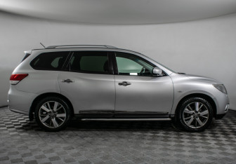 Подержанный автомобиль Nissan Pathfinder 2015 года (4 фото)