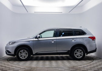 Подержанный автомобиль Mitsubishi Outlander 2019 года (8 фото)