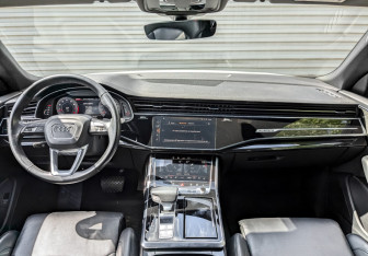 Подержанный автомобиль Audi Q8 2019 года (14 фото)
