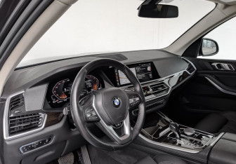 Подержанный автомобиль BMW X5 2021 года (15 фото)