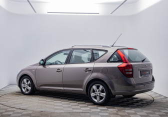 Подержанный автомобиль Kia Ceed Wagon 2007 года (7 фото)
