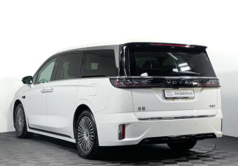 Подержанный автомобиль Voyah Dream 2025 года (7 фото)