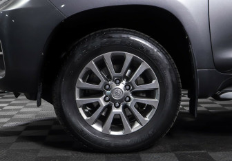 Подержанный автомобиль Toyota Land Cruiser Prado 2018 года (9 фото)