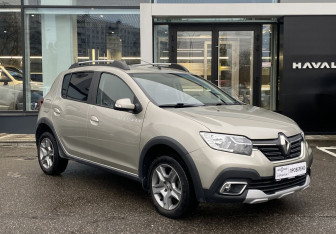 Подержанный автомобиль Renault Sandero 2015 года (3 фото)