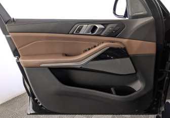 Подержанный автомобиль BMW X5 2025 года (19 фото)