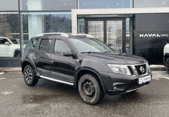 Подержанный автомобиль Nissan Terrano 2015 года (3 фото)