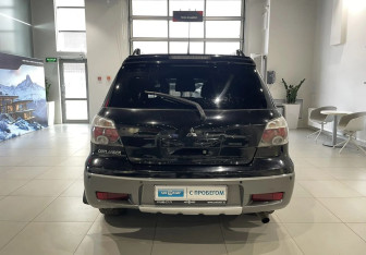 Подержанный автомобиль Mitsubishi Outlander 2005 года (5 фото)