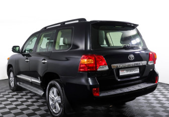 Подержанный автомобиль Toyota Land Cruiser Suv 2012 года (7 фото)