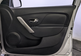 Подержанный автомобиль Renault Sandero 2016 года (25 фото)