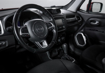 Подержанный автомобиль Jeep Renegade 2018 года (14 фото)