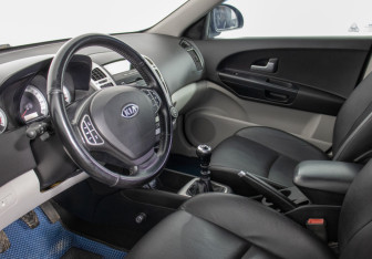 Подержанный автомобиль Kia Ceed Hatchback 2008 года (10 фото)