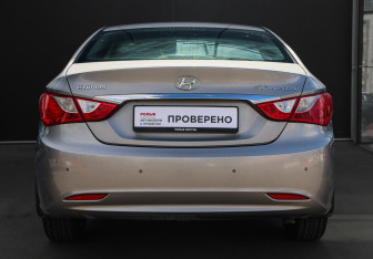 Подержанный автомобиль Hyundai Sonata 2010 года (5 фото)